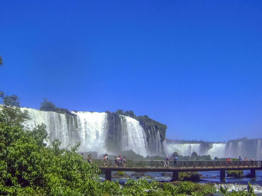 Foz do Iguaçu reúne uma das paisagens naturais mais impressionantes do Brasil e atrações suficientes para diferentes idades.
