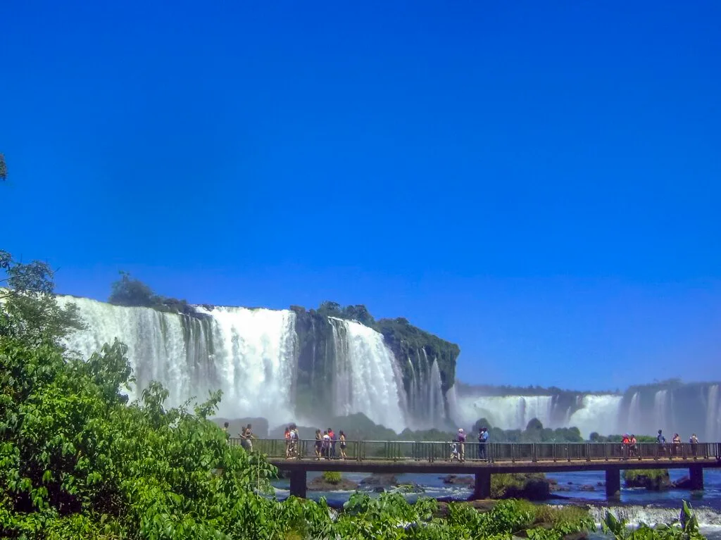 Foz do Iguaçu reúne uma das paisagens naturais mais impressionantes do Brasil e atrações suficientes para diferentes idades.