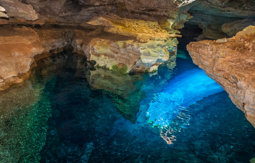 A Chapada Diamantina é uma das melhores escolhas para quem deseja trocar o movimento das cidades por trilhas, cachoeiras, grutas, vales e paisagens montanhosas.