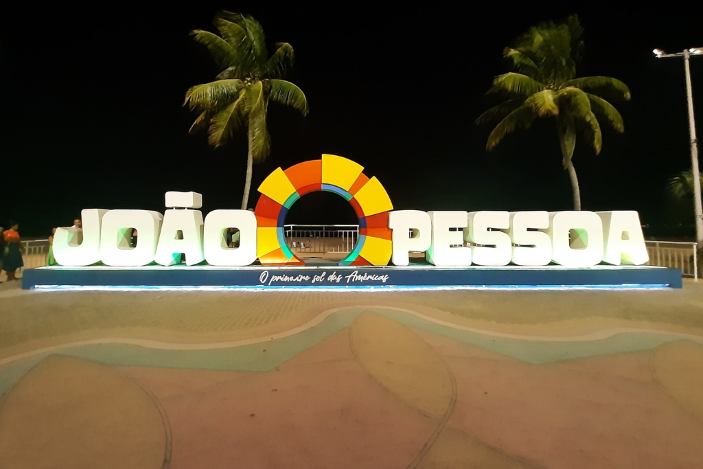 João Pessoa combina praias urbanas, boa estrutura turística, gastronomia nordestina e um ritmo geralmente mais tranquilo do que o encontrado em outras capitais litorâneas.