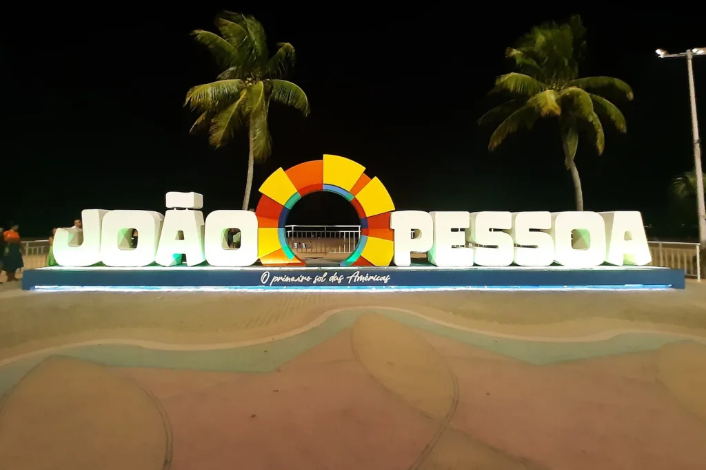 João Pessoa combina praias urbanas, boa estrutura turística, gastronomia nordestina e um ritmo geralmente mais tranquilo do que o encontrado em outras capitais litorâneas.