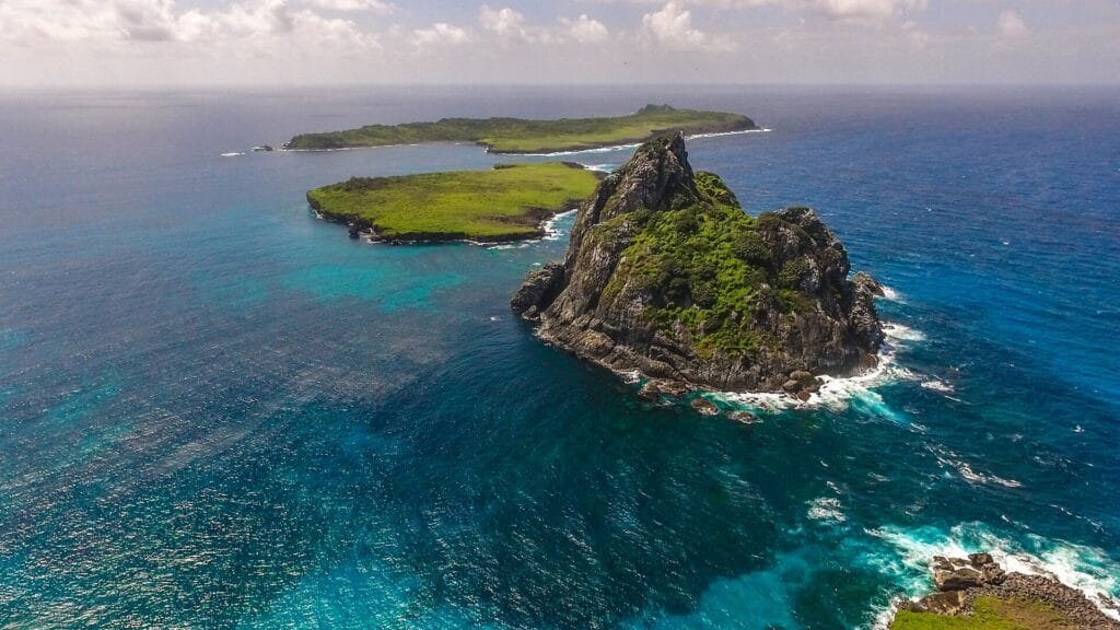 Fernando de Noronha é um destino que exige mais planejamento do que uma viagem tradicional de praia. 