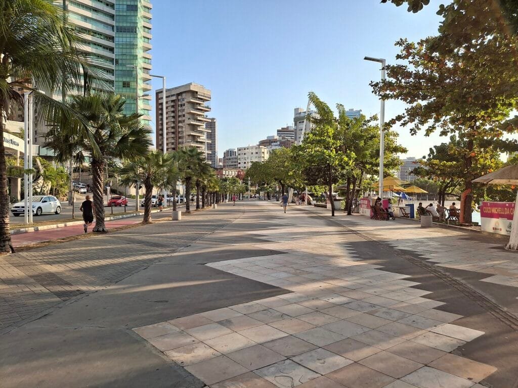 Fortaleza: praias, o que fazer, onde ficar e roteiro - Fortaleza,praias,Praia do Futuro,Praia do Meireles,Praia da Barra do Ceará - Nordeste A Beira-Mar é uma das áreas mais agradáveis para caminhar no final da tarde. O percurso reúne ciclovia, equipamentos esportivos, restaurantes, feirinha, hotéis e acesso ao Mercado dos Peixes.