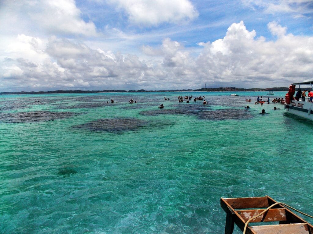 Maragogi: praias, piscinas naturais, onde ficar e comer - Maragogi,Praia de Antunes,Praia de Barra Grande,Praia de Ponta de Mangue,Praia de Peroba - Brasil Maragogi reúne praias de águas mornas, piscinas naturais formadas entre recifes, coqueirais e diferentes opções de hospedagem no litoral norte de Alagoas. Entretanto, aproveitar bem o destino exige mais planejamento do que muitas pessoas imaginam.