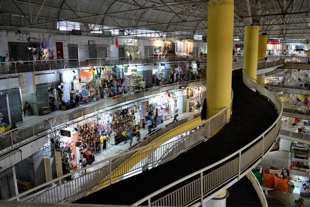 Fortaleza: praias, o que fazer, onde ficar e roteiro - Fortaleza,praias,Praia do Futuro,Praia do Meireles,Praia da Barra do Ceará - Nordeste O Mercado Central é indicado para quem procura artesanato, rendas, roupas, castanhas, doces, lembranças e produtos típicos do Ceará.