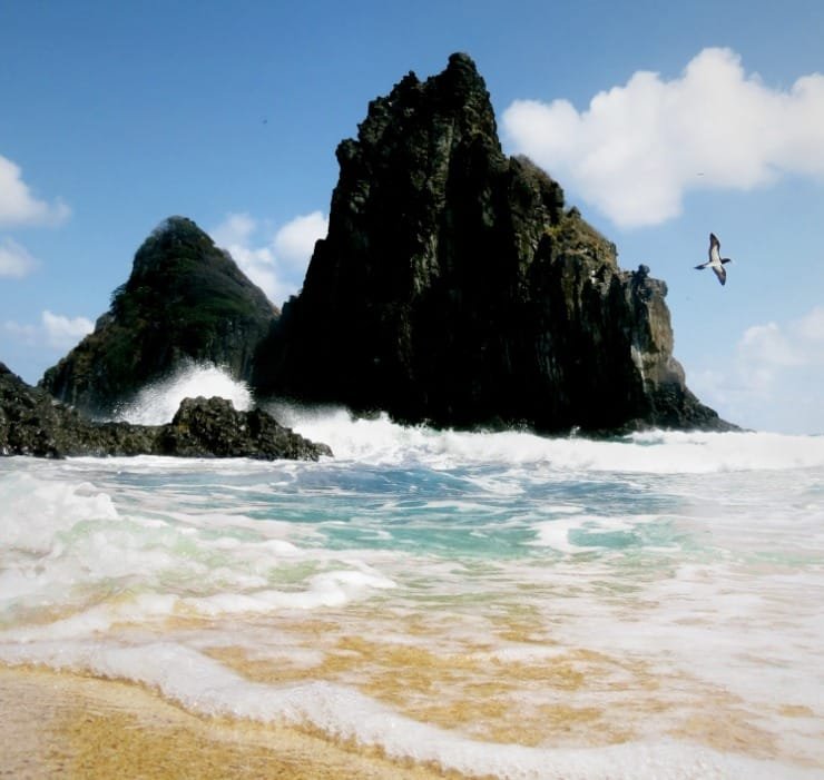 Cacimba do Padre é conhecida pelo visual do Morro Dois Irmãos e pelas ondas que atraem surfistas.