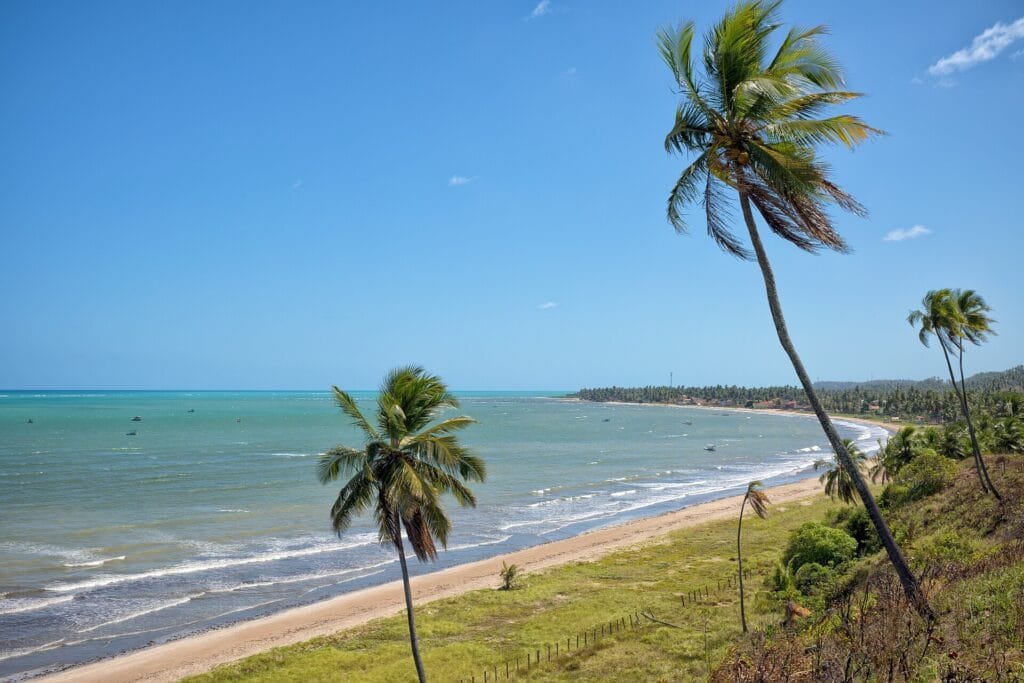 Maragogi: praias, piscinas naturais, onde ficar e comer - Maragogi,Praia de Antunes,Praia de Barra Grande,Praia de Ponta de Mangue,Praia de Peroba - Brasil Burgalhau fica entre o centro e as praias mais conhecidas da região norte. O local pode ser interessante para quem deseja evitar parte do movimento encontrado em Antunes e Barra Grande.