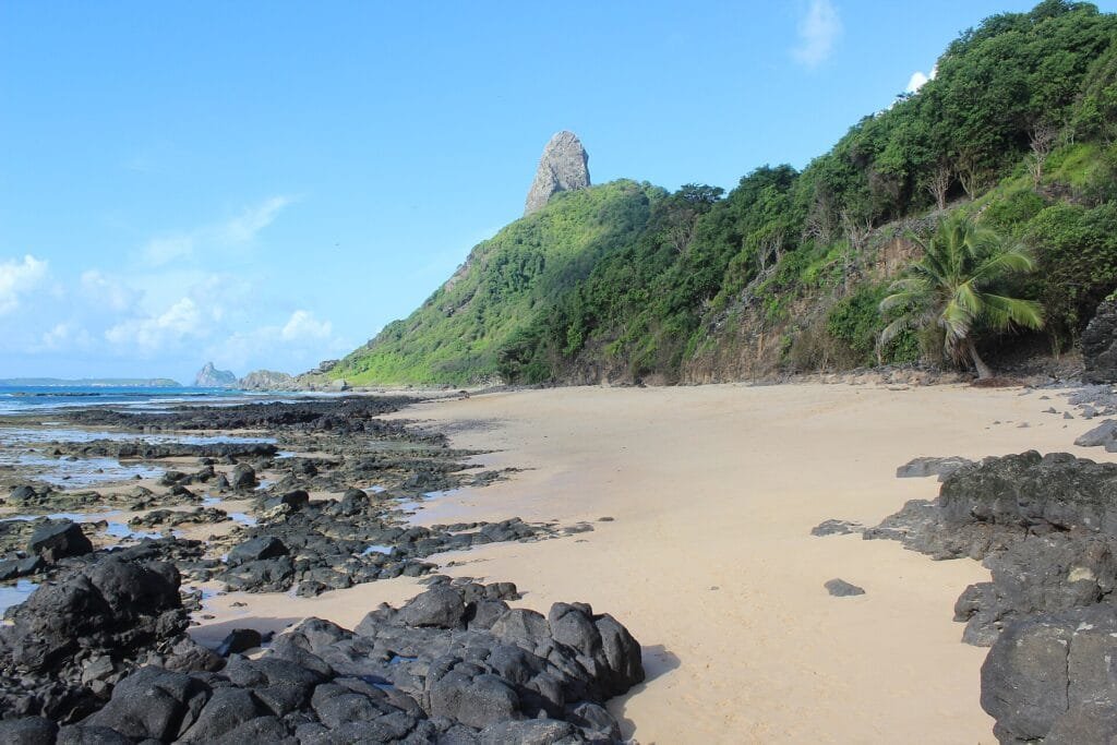 Boldró possui pedras, ondas e vista privilegiada do pôr do sol. O mirante da região costuma reunir visitantes no final da tarde.