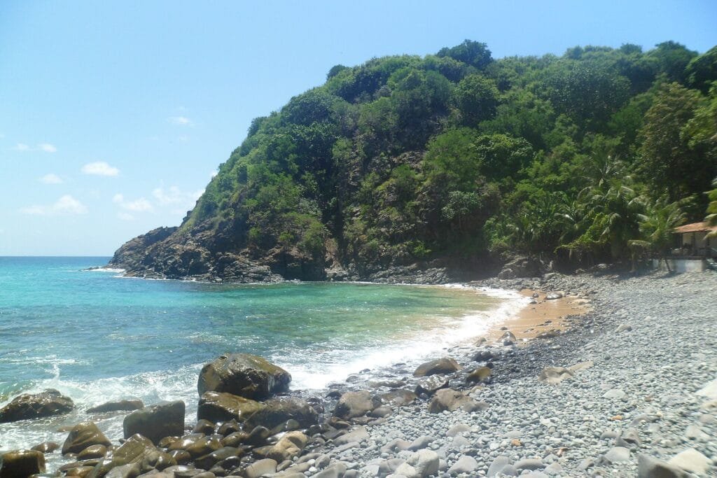 A Praia do Meio está localizada entre Cachorro e Conceição. É pequena e pode ser visitada durante uma caminhada pela região.