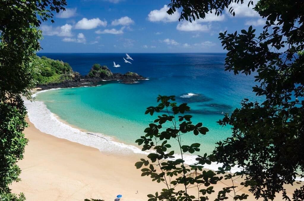 O Sancho é uma das praias mais conhecidas de Noronha. O acesso terrestre passa pelo Posto de Informação e Controle e por mirantes.