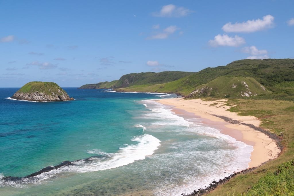 A Praia do Leão fica no Mar de Fora e é um importante ponto de desova de tartarugas-verdes.