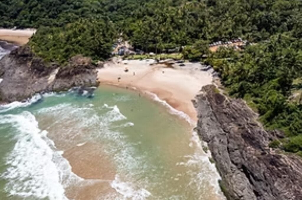Itacaré: praias, trilhas, o que fazer e roteiro - Itacaré - Brasil A Praia da Costa fica entre a Tiririca e a Ribeira. É pequena, cercada por vegetação e possui pouca estrutura.
