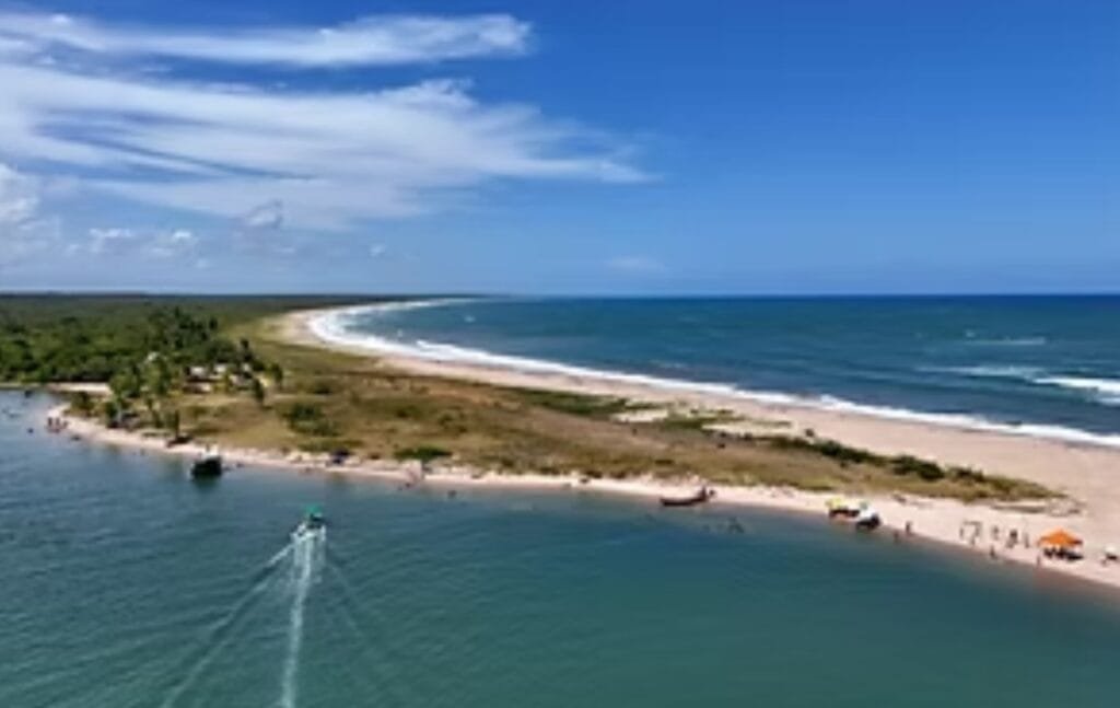 Itacaré: praias, trilhas, o que fazer e roteiro - Itacaré - Brasil O Pontal fica do outro lado do Rio de Contas e o acesso normalmente é feito de barco.