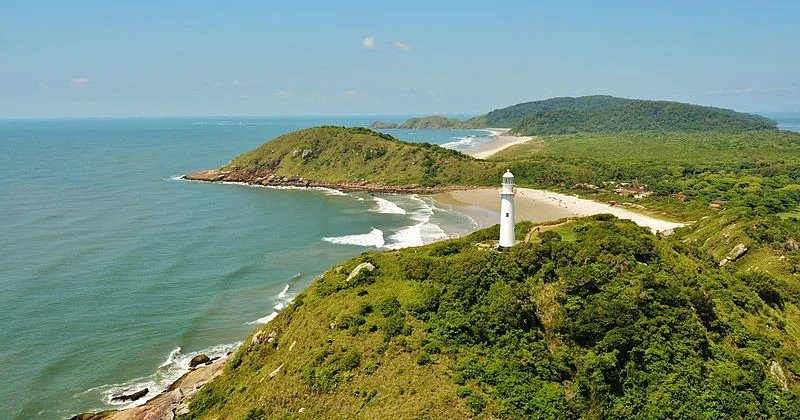 O Farol das Conchas foi construído no século XIX para auxiliar a navegação na Baía de Paranaguá.