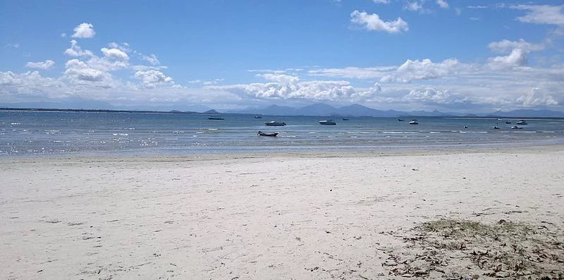 A Praia de Encantadas fica próxima ao trapiche e concentra embarcações, pousadas e restaurantes.