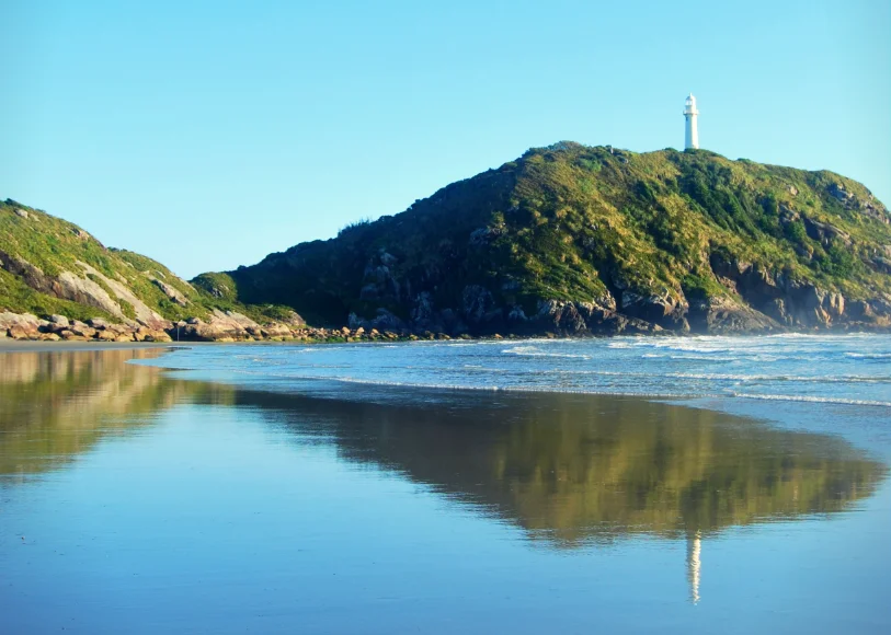 A Praia de Fora fica no lado oceânico de Encantadas e apresenta ondas mais fortes.