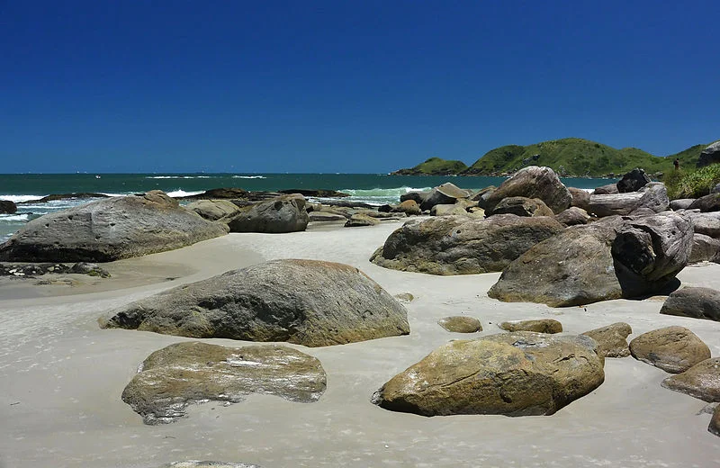 A Praia Grande possui extensa faixa de areia e é procurada por surfistas.