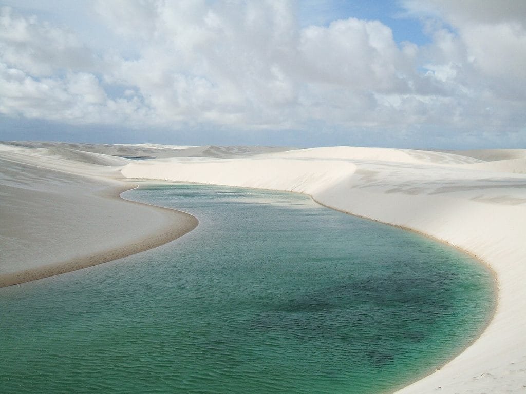 Lençóis Maranhenses: como chegar, quando ir e roteiro - Lençóis Maranhenses,Barreirinhas,Atins,Santo Amaro,Circuito Lagoa Azul - Destinos Os Lençóis Maranhenses valem a pena para quem aprecia natureza, caminhadas, paisagens diferentes e passeios de aventura.