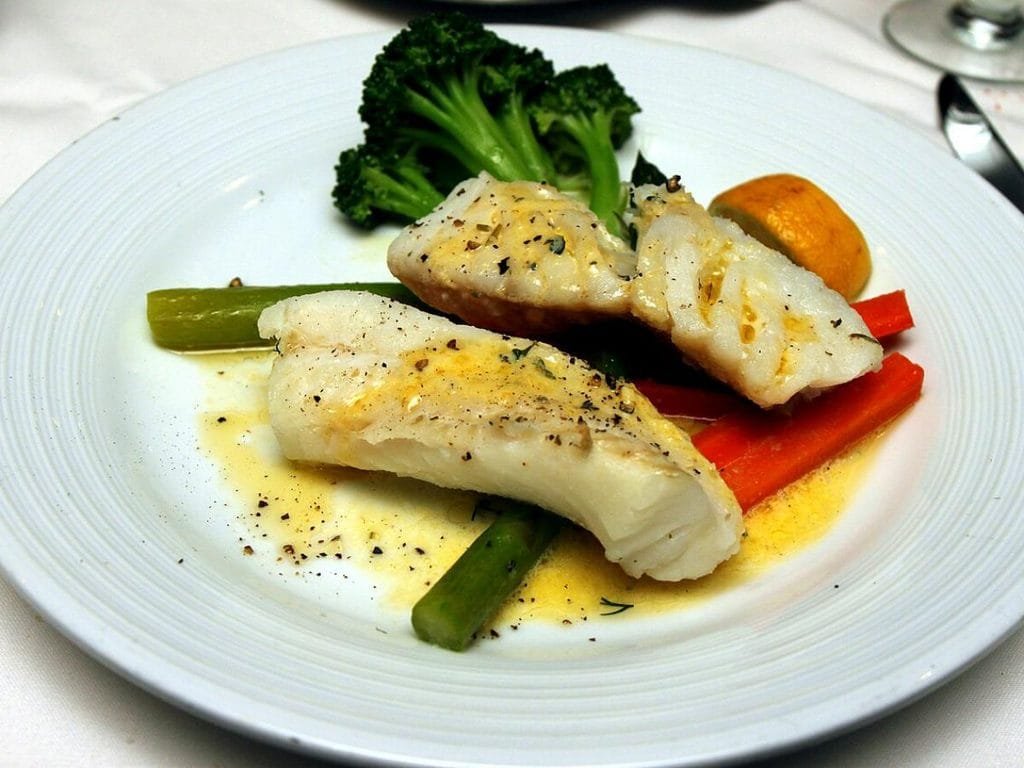 Peixes e frutos do mar aparecem naturalmente em muitos cardápios, mas a cidade oferece restaurantes de diferentes estilos.