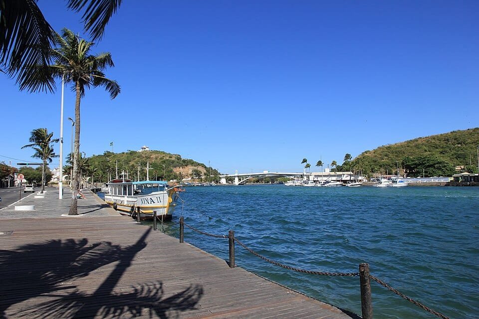 O Canal do Itajuru faz parte da paisagem urbana de Cabo Frio e conecta a Lagoa de Araruama ao oceano.