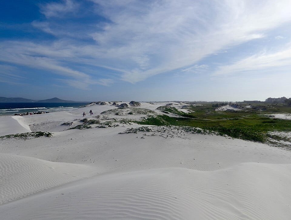 A Praia das Dunas fica na continuação da faixa costeira ao sul da Praia do Forte.