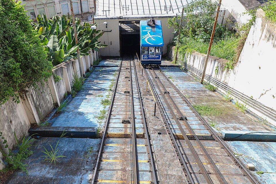 Elevador Lacerda e os planos inclinados ajudam na ligação entre Cidade Alta e Cidade Baixa