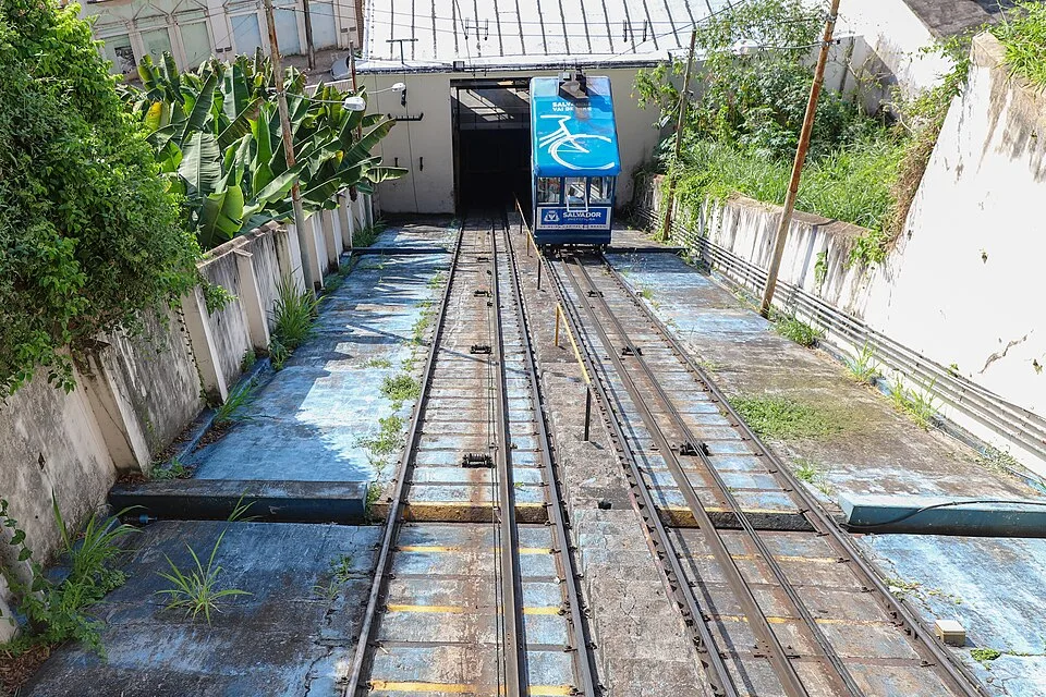 Elevador Lacerda e os planos inclinados ajudam na ligação entre Cidade Alta e Cidade Baixa