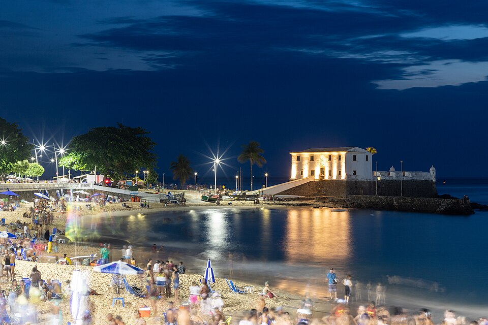 A Praia do Porto da Barra tem águas geralmente mais protegidas por estar voltada para a Baía de Todos-os-Santos e é uma das praias urbanas mais conhecidas da cidade.