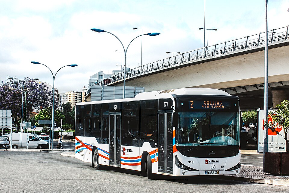 Metro, ônibus — chamados de autocarros em Portugal — e elétricos ajudam nos deslocamentos maiores.