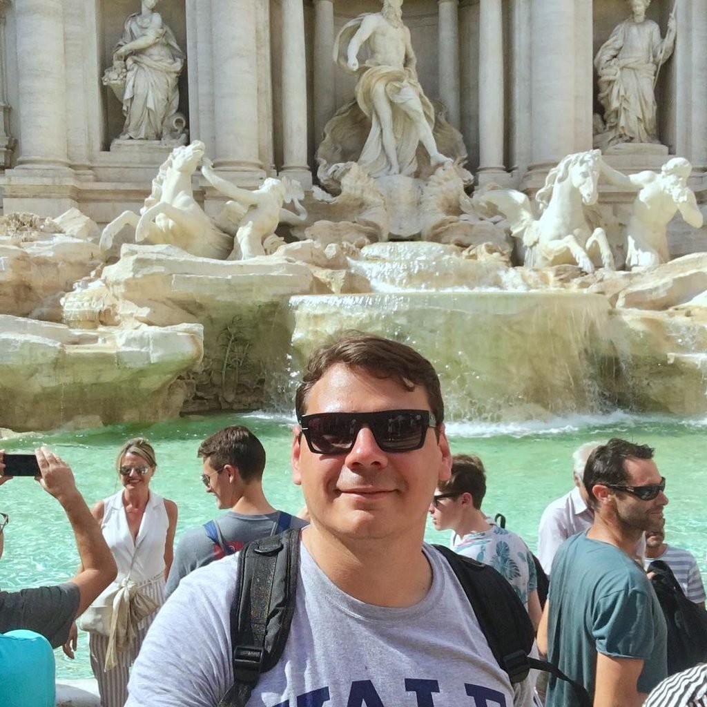 Roma na Itália: o que fazer, onde ficar e roteiro completo - Roma na Itália - Destinos Victor Taurelli durante visita à Fontana di Trevi, em Roma. Foto: arquivo pessoal/Férias e Viagens.
