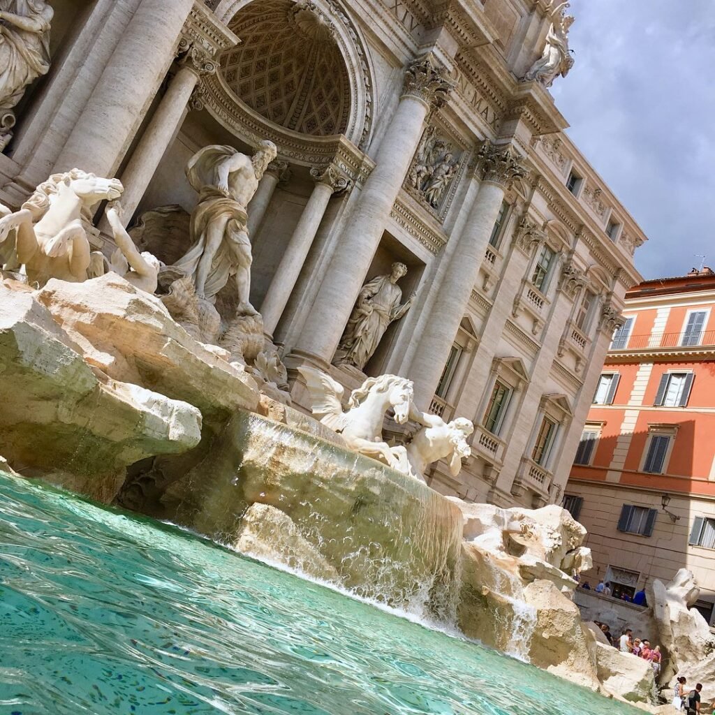 Roma na Itália: o que fazer, onde ficar e roteiro completo - Roma na Itália - Destinos Fontana di Trevi, um dos cartões-postais mais conhecidos de Roma. Foto: Victor Taurelli/Férias e Viagens.