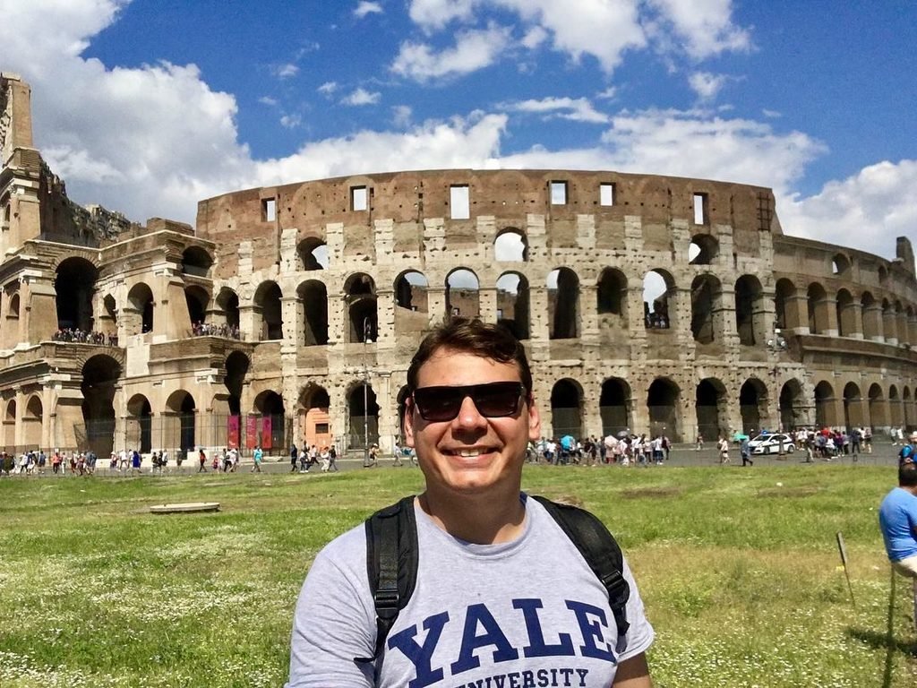 Roma na Itália: o que fazer, onde ficar e roteiro completo - Roma na Itália - Destinos Victor Taurelli durante visita ao Coliseu, em Roma. Foto: arquivo pessoal/Férias e Viagens.