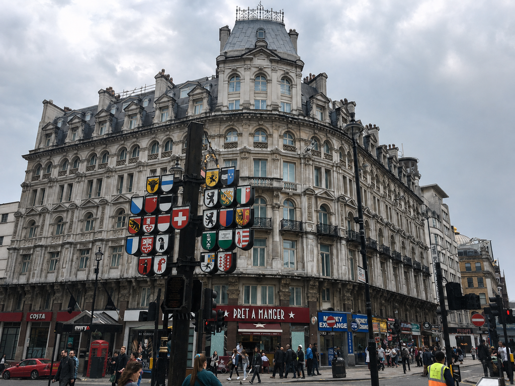 A praça funciona bem como ponto de partida para explorar o West End. Você pode combinar a visita com Chinatown, Soho e Piccadilly Circus, percorrendo esse circuito a pé e fazendo pausas conforme seu interesse.