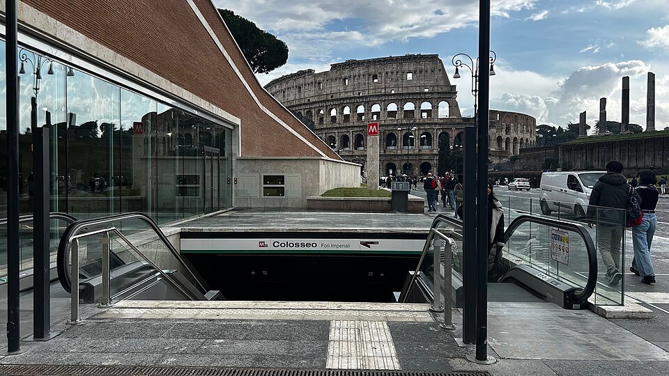 Roma na Itália: o que fazer, onde ficar e roteiro completo - Roma na Itália - Destinos Para distâncias maiores, metrô, ônibus e tram complementam os deslocamentos.