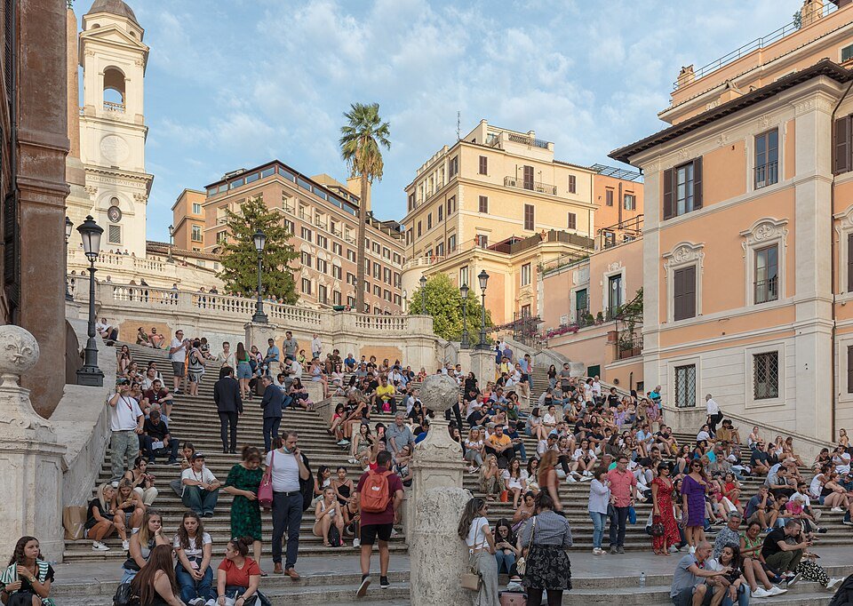 Roma na Itália: o que fazer, onde ficar e roteiro completo - Roma na Itália - Destinos Piazza di Spagna, onde fica a famosa escadaria que sobe até a igreja Trinità dei Monti.