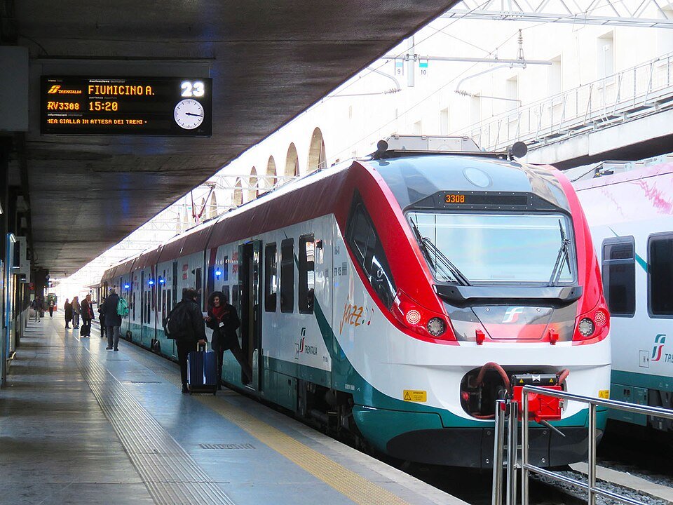 Roma na Itália: o que fazer, onde ficar e roteiro completo - Roma na Itália - Destinos Leonardo Express, trem direto entre o Aeroporto de Fiumicino e Roma Termini.