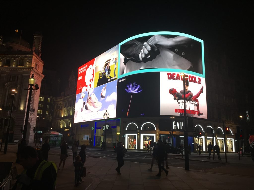 Piccadilly Circus: Londres iluminada à noite