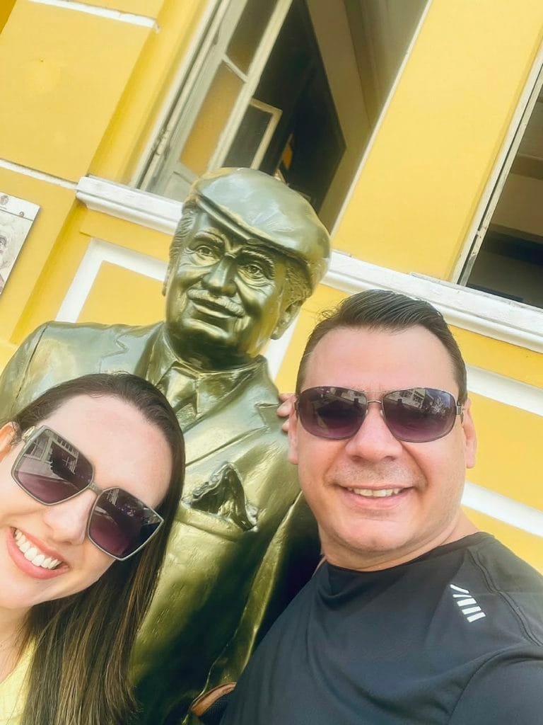 Ilhéus Bahia: praias, o que fazer, onde ficar e roteiro - Ilhéus,experiência em Ilhéus,Catedral de São Sebastião,Jorge Amado,Vesúvio - Nordeste Visitantes junto à estátua de Jorge Amado em Ilhéus