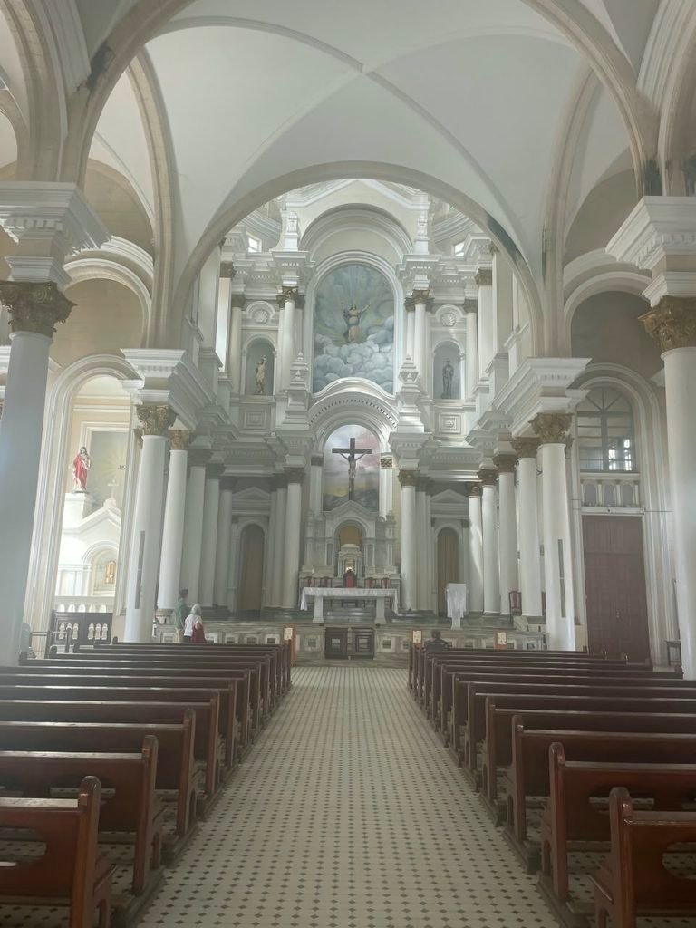Ilhéus Bahia: praias, o que fazer, onde ficar e roteiro - Ilhéus,experiência em Ilhéus,Catedral de São Sebastião,Jorge Amado,Vesúvio - Nordeste Interior de igreja durante passeio pelo Centro Histórico de Ilhéus
