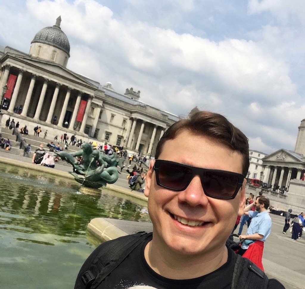 Na Trafalgar Square, aproveitei para registrar minha passagem em frente à National Gallery, com as fontes da praça compondo o cenário. O movimento de pessoas e a arquitetura ao redor fazem desse espaço uma parada interessante para observar o cotidiano do centro de Londres.