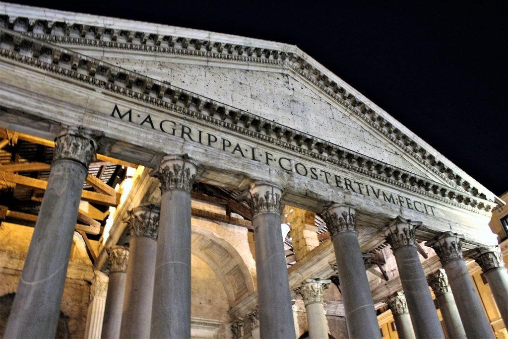 Roma na Itália: o que fazer, onde ficar e roteiro completo - Roma na Itália - Destinos O Pantheon é um dos monumentos mais impressionantes do centro histórico e combina muito bem com Piazza Navona e Fontana di Trevi no mesmo período.