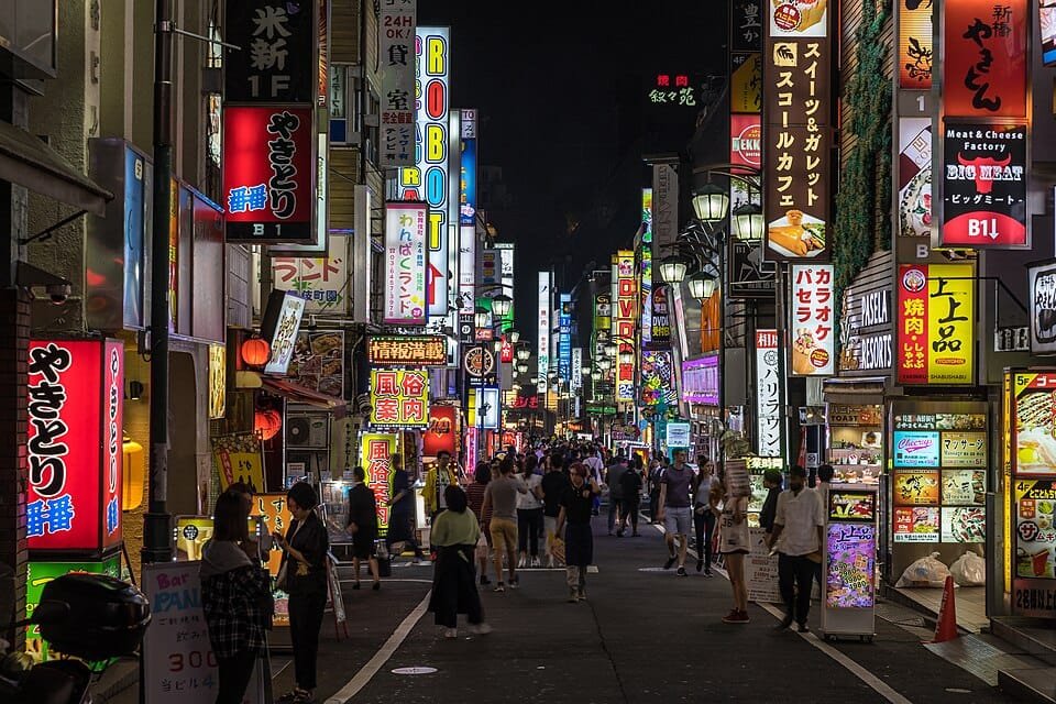 Shinjuku mostra outra face da metrópole.