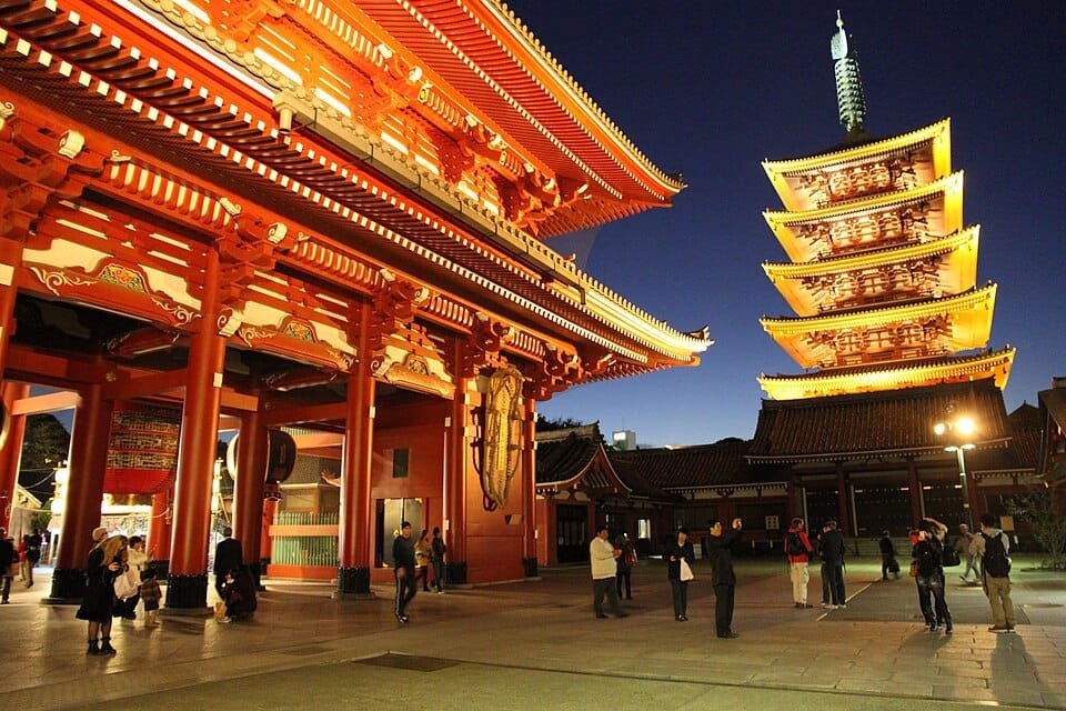 Asakusa ajuda a apresentar uma cidade mais ligada à história.