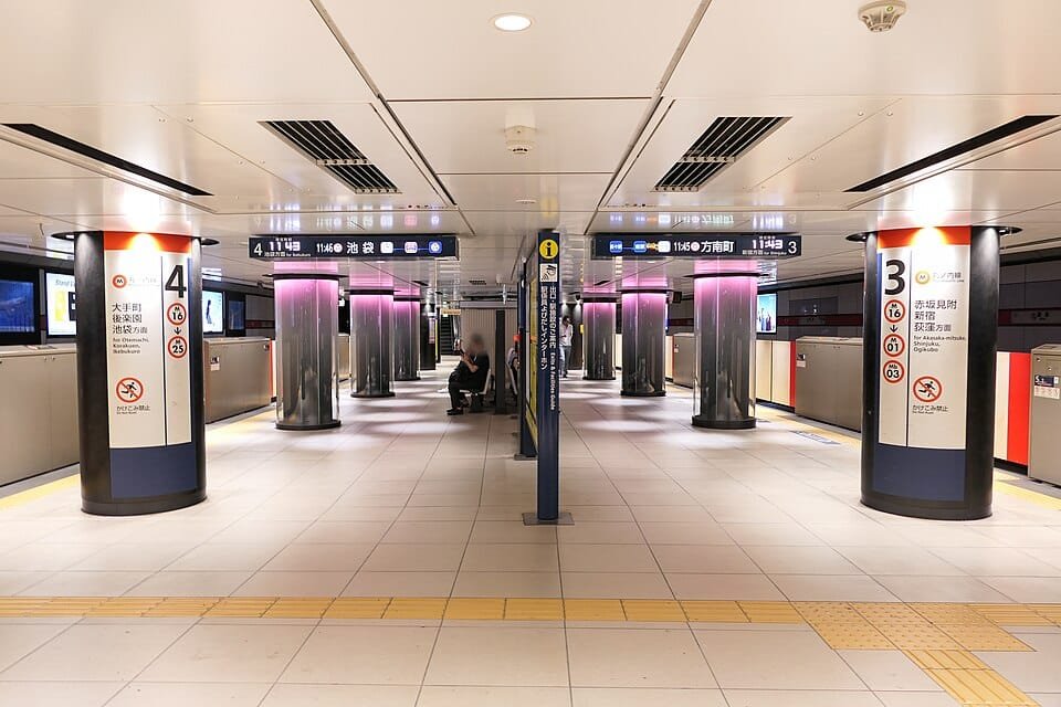 Plataformas 3 e 4 da Estação Ginza do Metrô de Tóquio (plataforma da Linha Marunouchi )