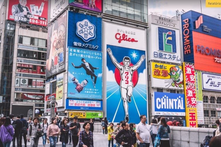 Lojas de eletrônicos, videogames, anime, mangá e produtos relacionados fazem parte da paisagem do bairro.